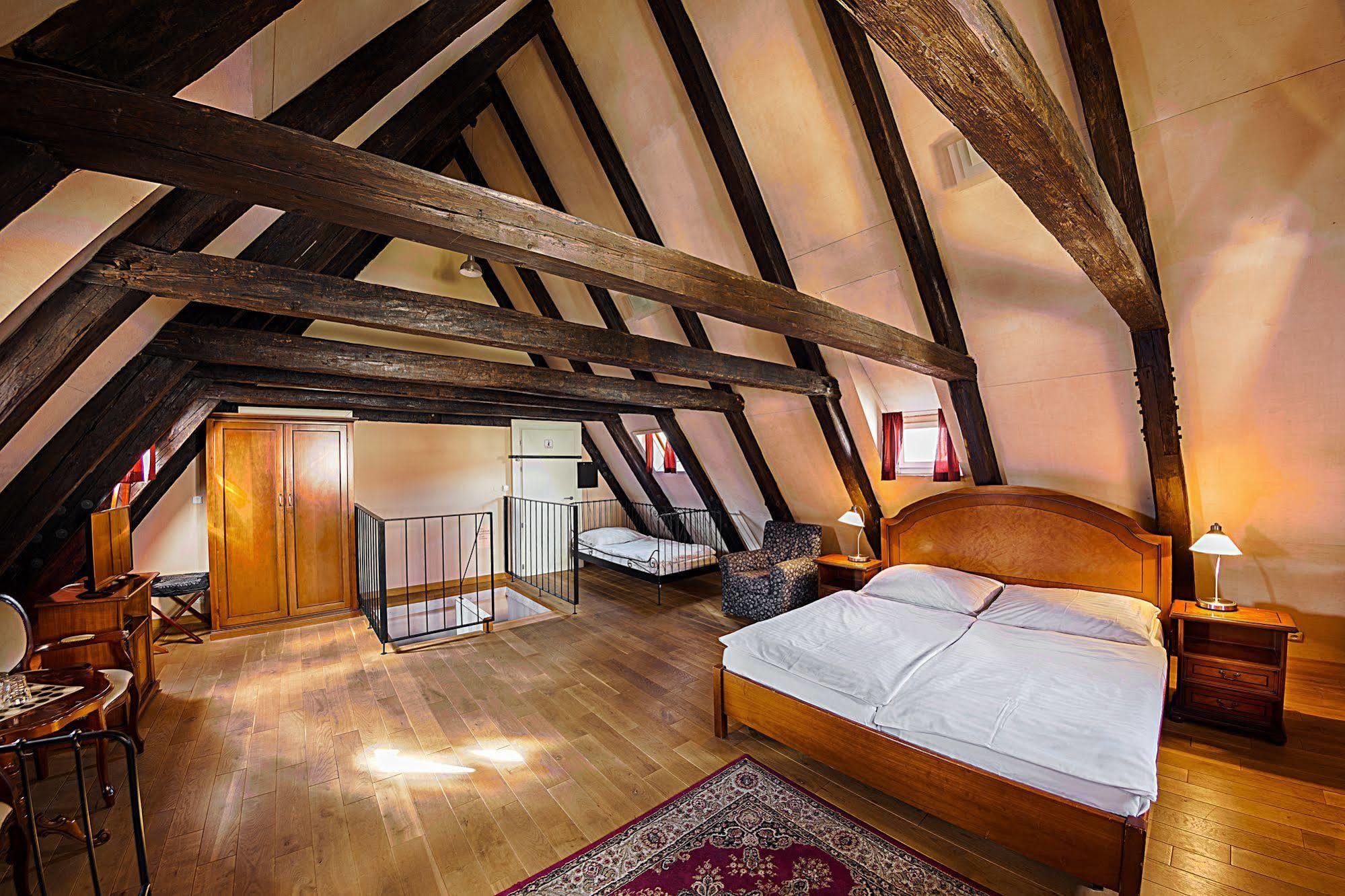U Tří Bubnů Hotel